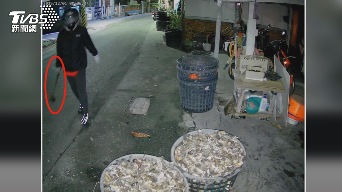 鄰居間嫌隙？鄰持鐵鎚怒砸門窗，住戶：嚇到不敢睡。（圖／TVBS）