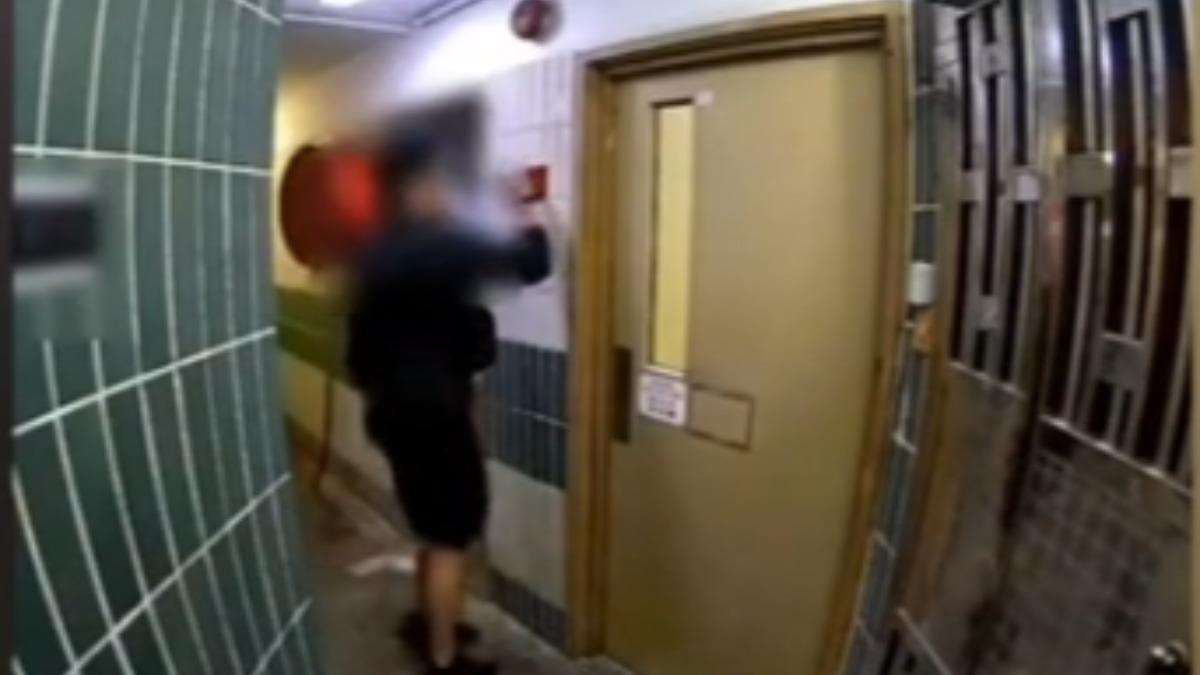 網路流傳監視器畫面，拍下宏福苑住戶操作警報，但警鈴沒響。（圖／Threads@acs.90325i ）