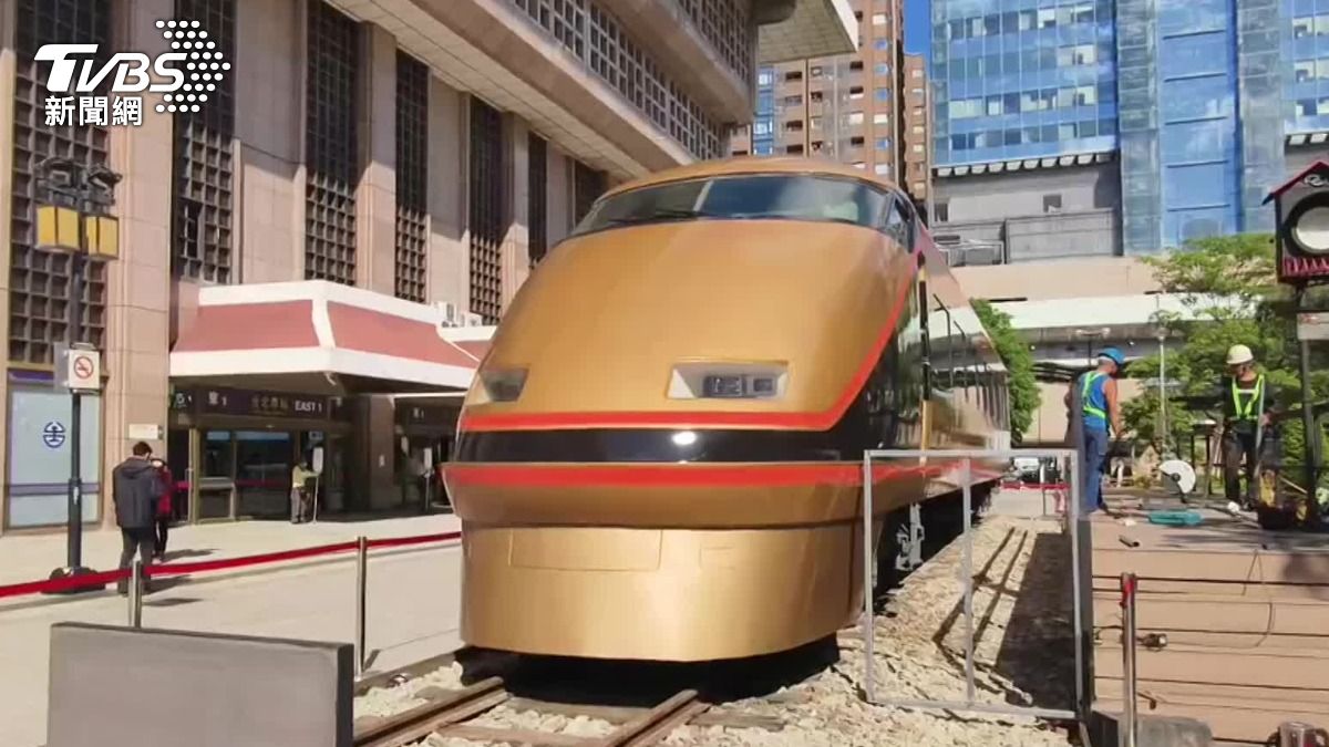 日本東武鐵道送台的列車，金黃色外觀非常引人注目。（圖／TVBS）