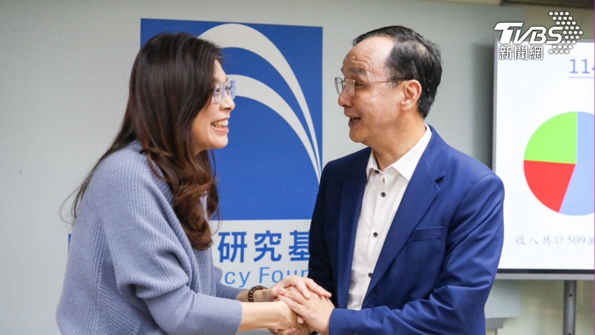 國民黨主席鄭麗文,與前主席朱立倫在智庫交接。(圖/TVBS)