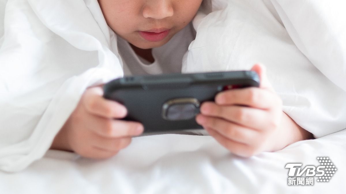 「12歲前擁有智慧型手機」傷身心! 美研究:恐致憂鬱症、肥胖