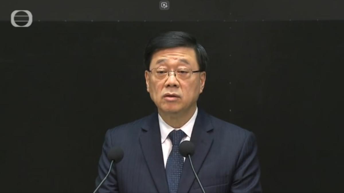 外媒質疑為何沒有下台,李家超全程以英文強硬表態。(圖/TVB)