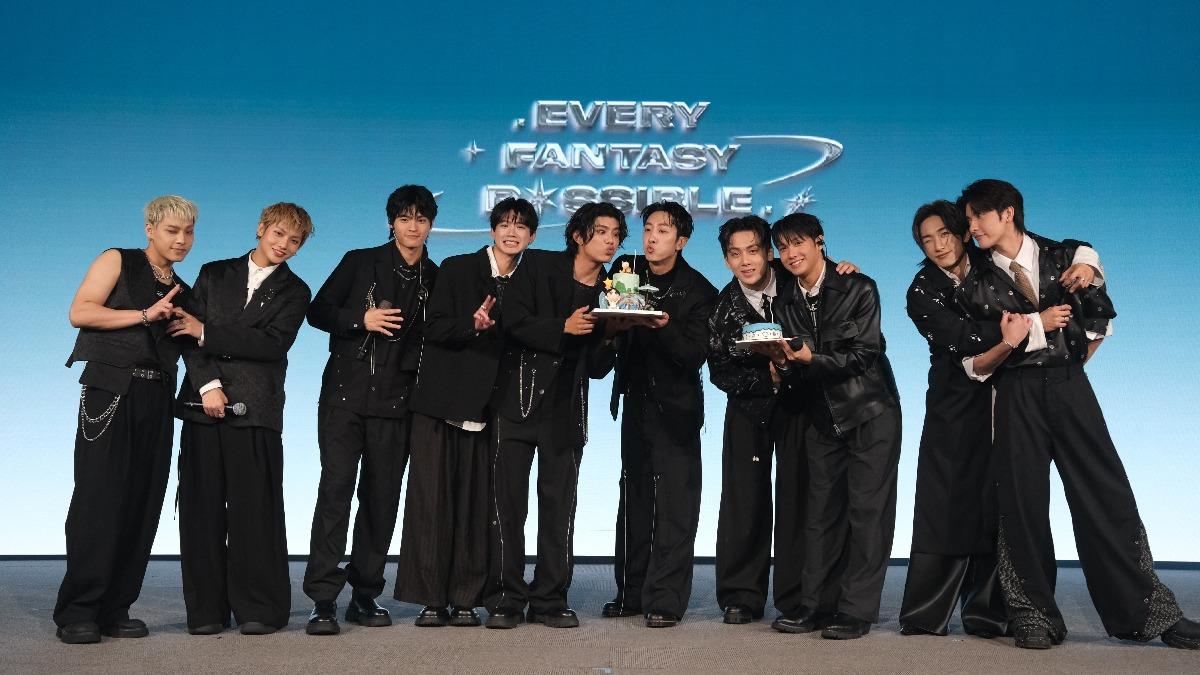 洪暐(左起)、李定、羅章恩、洪言翔、陳峻廷、張哲偉、葛兆恩、Nelson紀成澔、Martin王智騫、Kenji范麒智感謝粉絲。(圖/三立提供)
