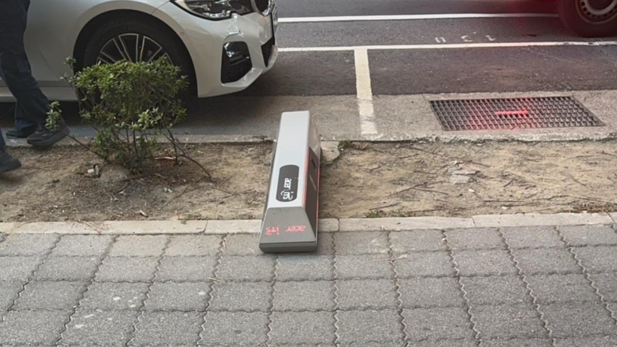 價值約15萬的智慧型停車柱被男子搖到直接倒下。(圖/TVBS)