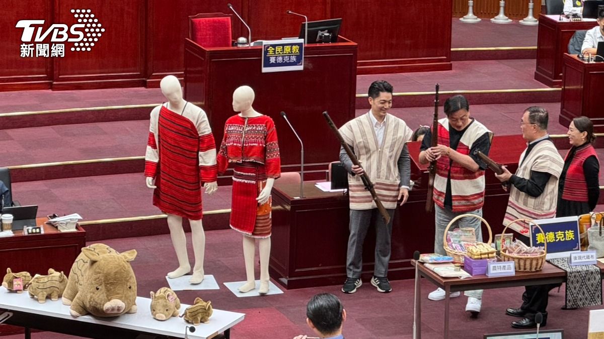 蔣萬安、李四川應李傅中武邀約在台北市議會射山豬娃娃。(圖/陳怡潔攝)