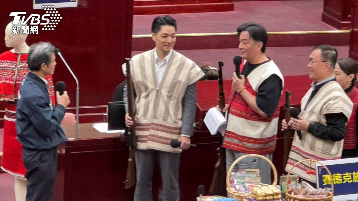 李傅中武詢問警察局長李西河(左)原住民用槍規範。(圖/陳怡潔攝)