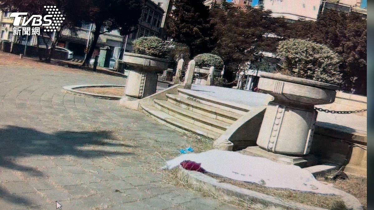 台南湯德章公園草地赫見暴斃男屍　民眾目睹「蓋白布」嚇壞