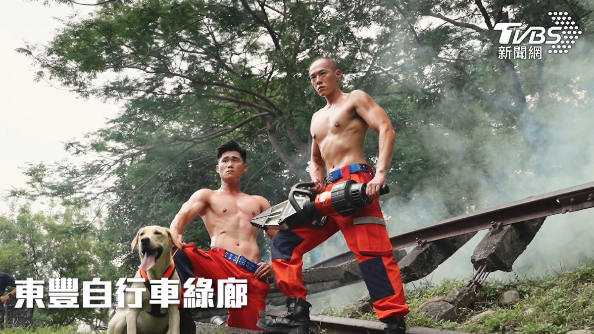 搜救犬也加入救援。（圖／TVBS）