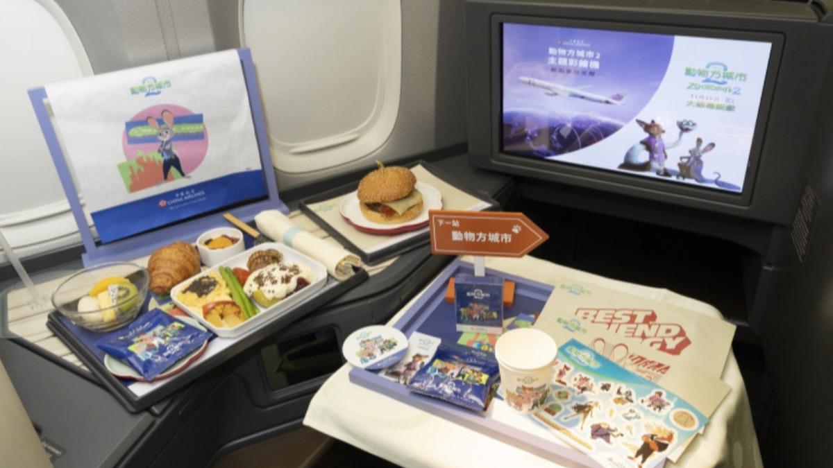 「動物方城市2 主題彩繪機」在飛機上的大小設施全都與電影融為一體。(圖/迪士尼提供)