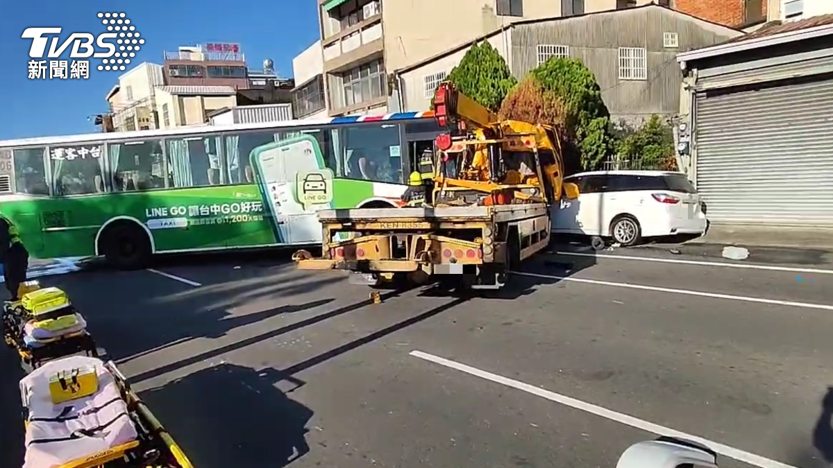 台中公車莫名暴衝!飛越分隔島撞拖吊車 駕駛受困釀3傷