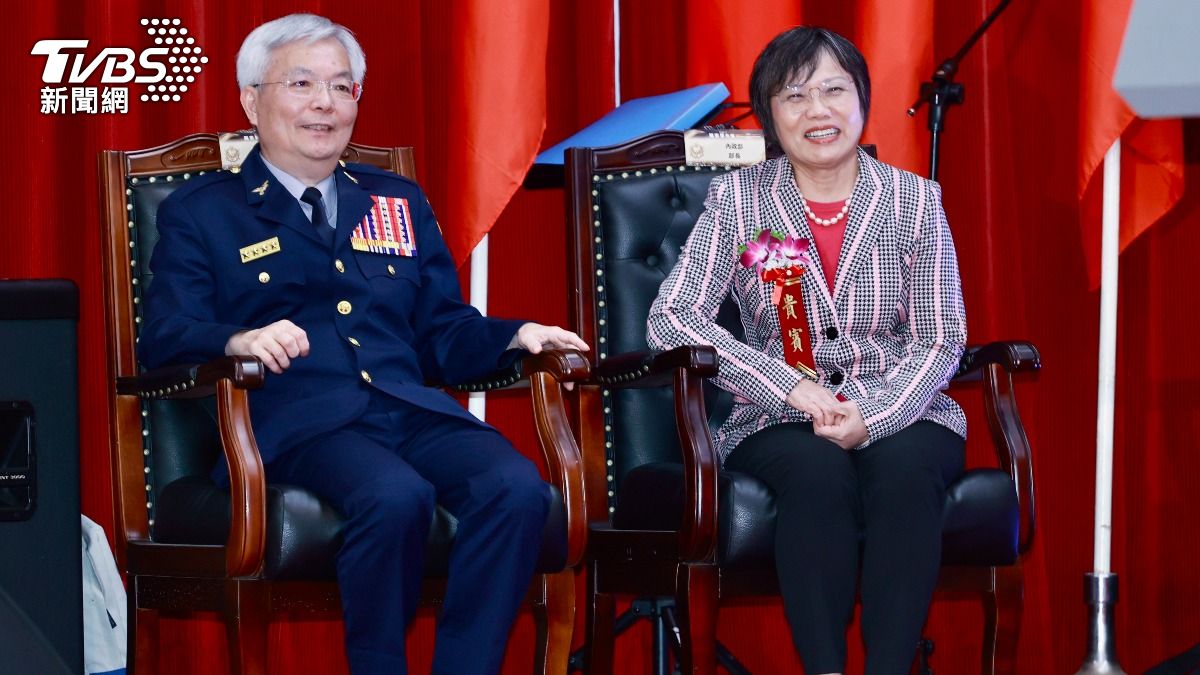 內政部長劉世芳（右）與警政署長張榮興出席頒獎典禮，除了感謝同仁兢兢業業，更感謝警眷的支持。（圖／華子琛攝）