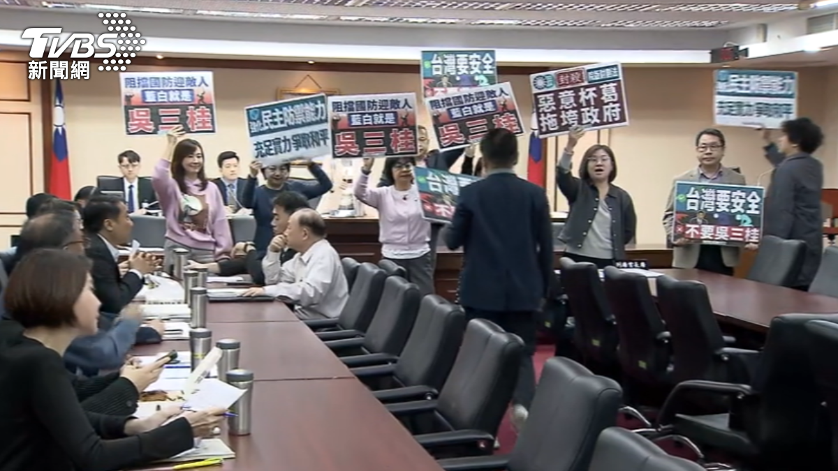 翁曉玲關鍵1票擋1.25兆國防預算，綠怒拍桌。（圖／TVBS）