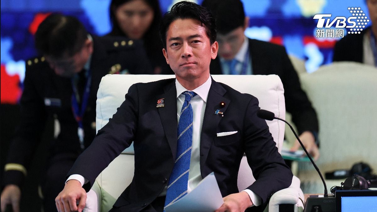 日本防衛大臣小泉進次郎，不僅是中央政策執行者，更是與沖繩地方人士的溝通橋樑。(圖／達志影像路透社)