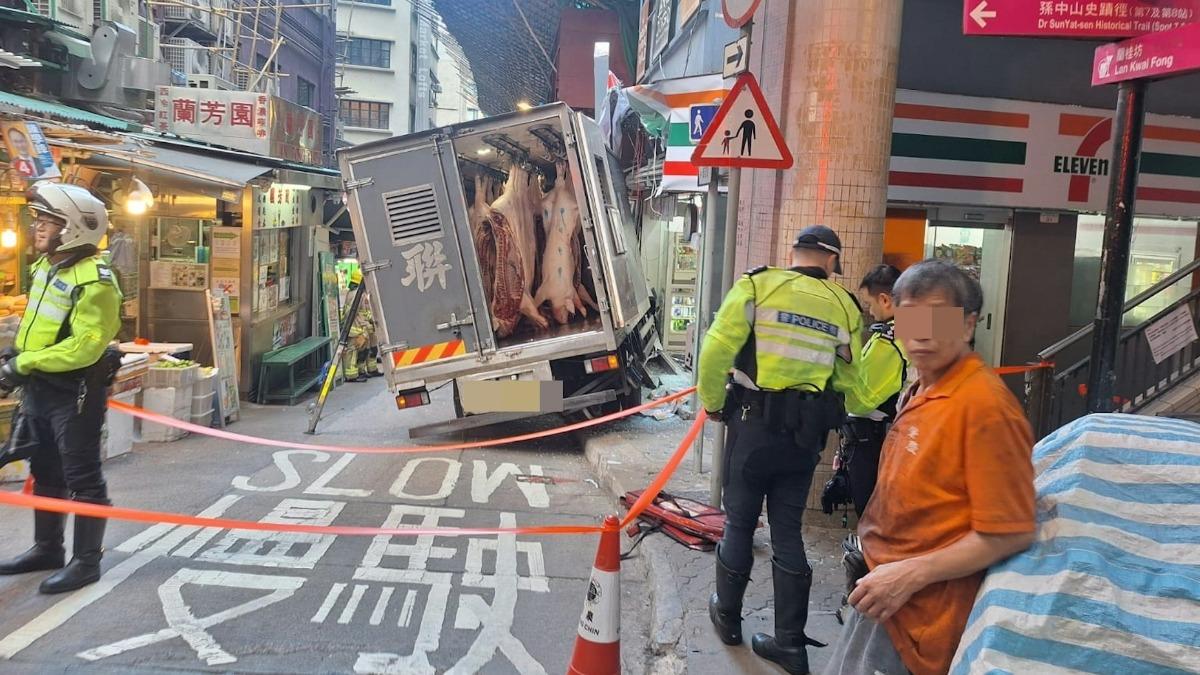 香港名店蘭芳園門口爆車禍!運豬車沒煞車撞爛超商大門