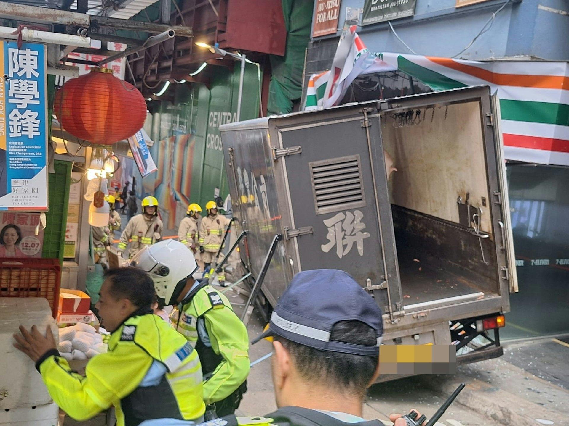 現場可見便利店玻璃店門盡碎,招牌被撞毀。(圖/香港01)