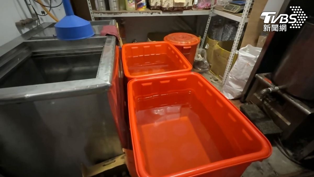 台南有18個行政區停水39小時,高雄甚至有地區要停水53小時,已經有飲料店後台,出動好幾個橘色大塑膠桶儲水(圖/TVBS)