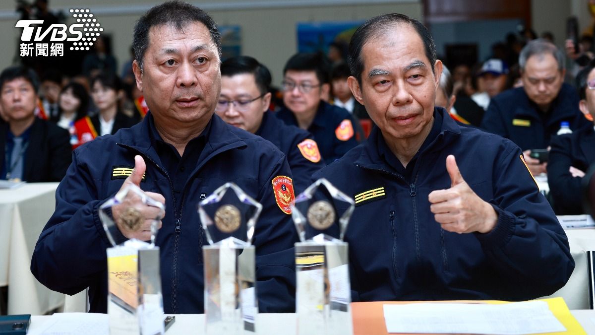新北市警局副局長張錦成（右一）代表領獎。（圖／華子琛攝）