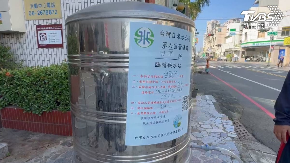東區就設有42個臨時加水站,而同樣停水的還有高雄,而且其中旗山、內門還有地區要停水高達53小時(圖/TVBS)