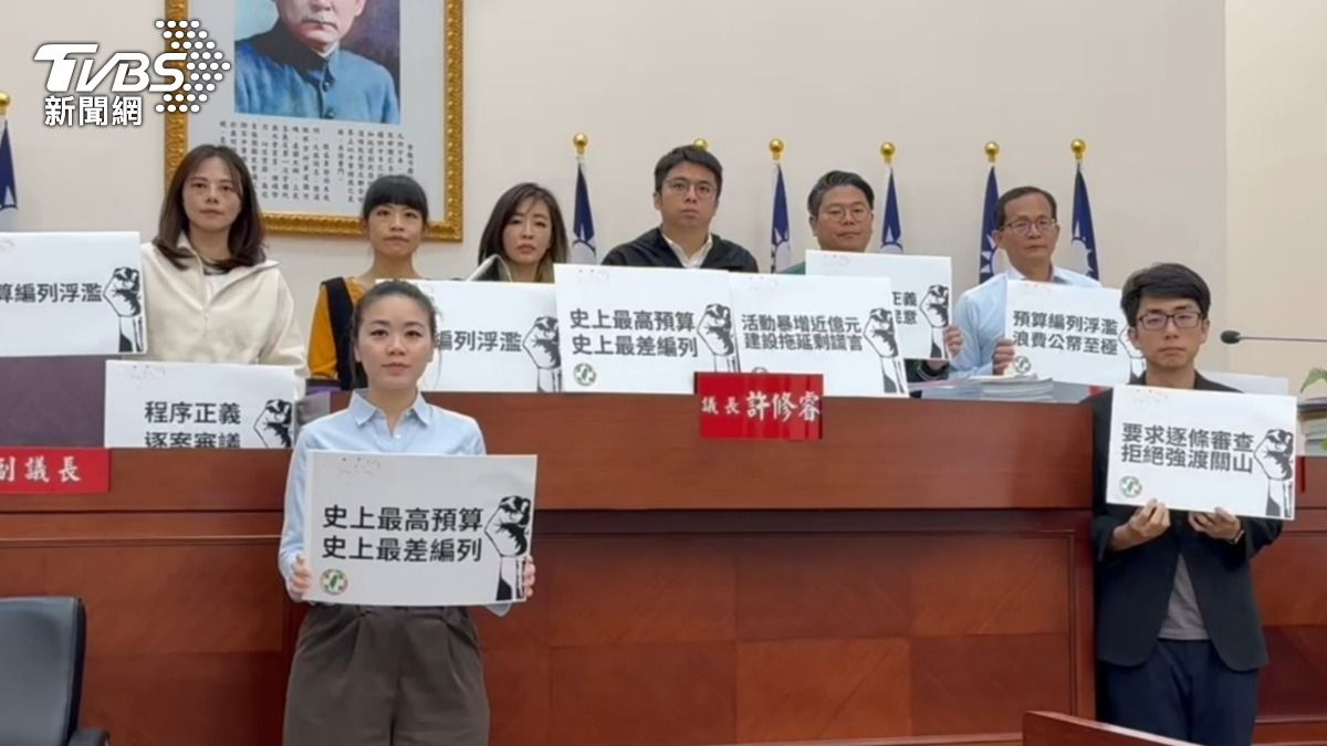 綠營9議員「佔主席台」抗議預算浮濫。（圖／TVBS）