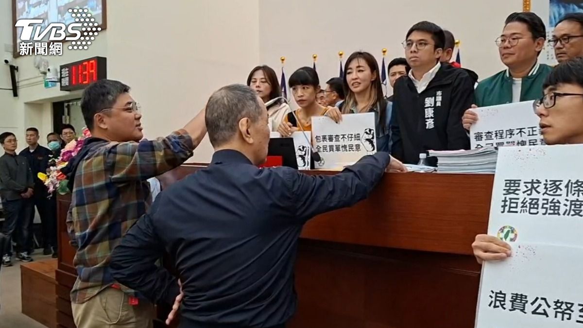 綠營9議員「佔主席台」抗議預算浮濫。(圖/TVBS)