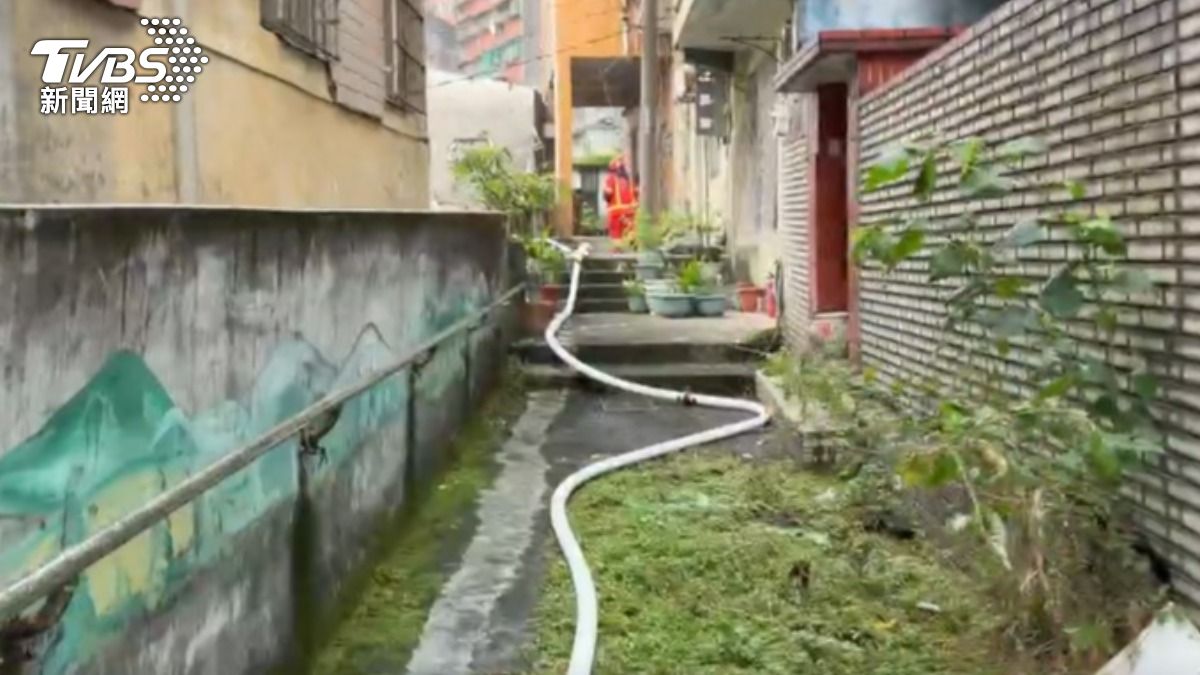 水線穿過數百公尺的窄巷及樓梯才抵達起火民宅。（圖／TVBS）