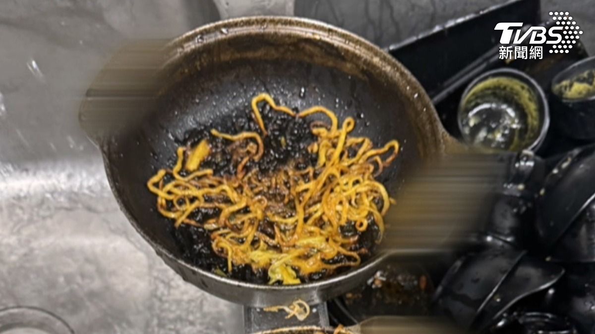 嘉義一間連鎖火鍋店,發生有4名高中生惡搞,讓鍋子乾燒導致焦黑損壞,遭業者求償。(圖/TVBS)