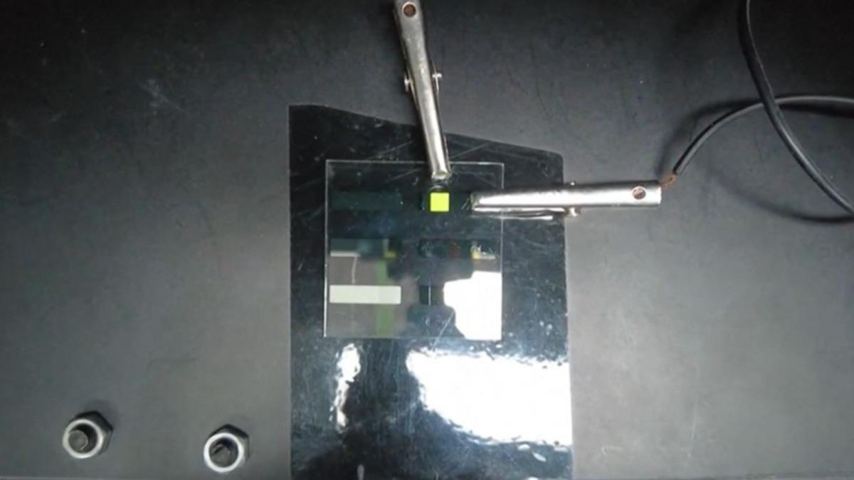 中國科學家新進展：稀土竟能被通電發光。（圖／央視）