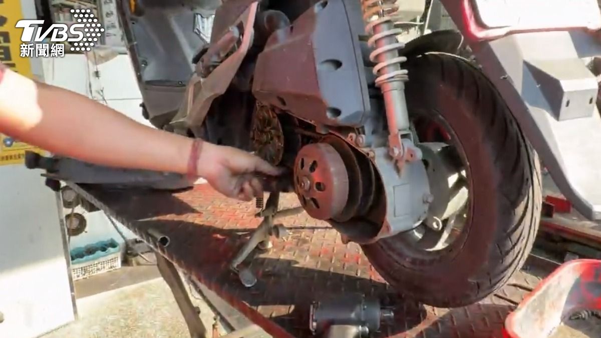 車子壞掉給車行修理，等了一個多禮拜沒接到報價電話，卻突然說車修好了，車行說是發電線圈壞了維修費共收7350元（圖／TVBS）