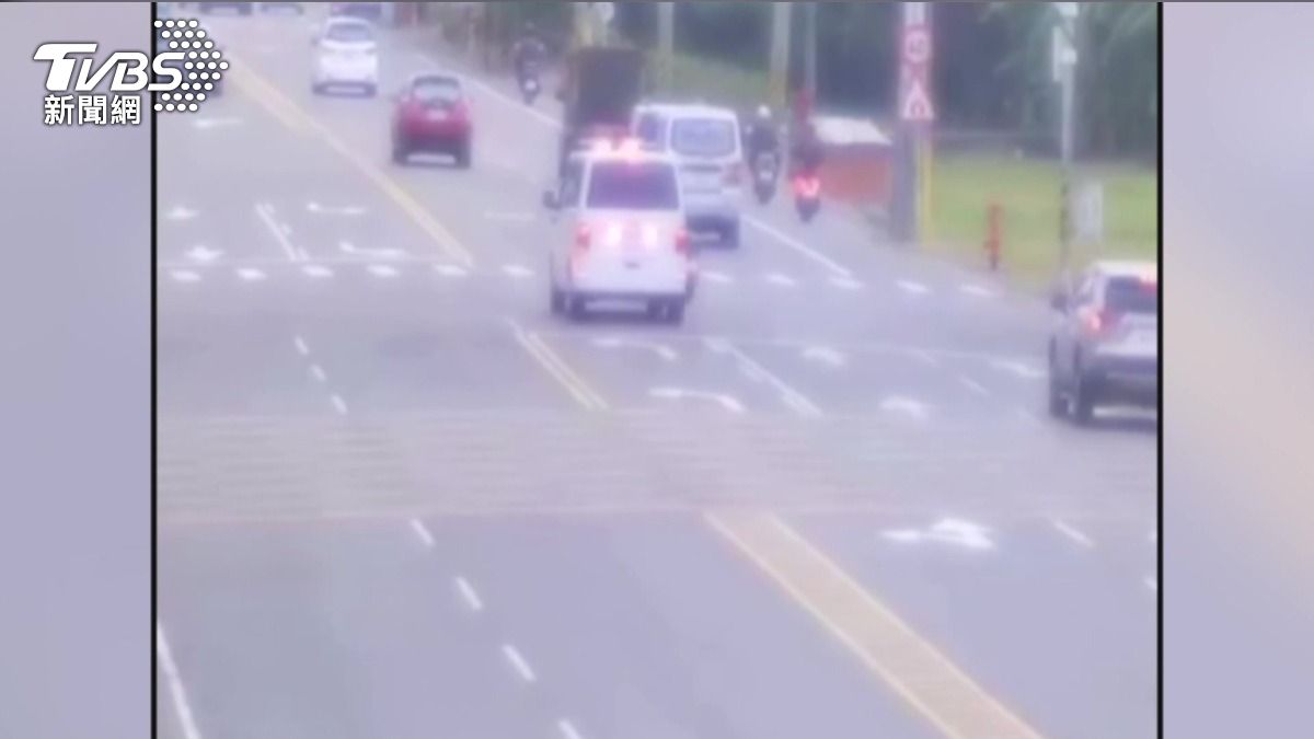84歲伯鬼切左轉 遭救護車撞骨折「夫妻同院治療」。(圖/TVBS)