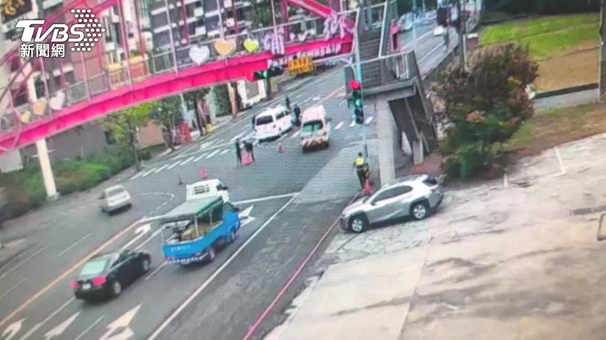老翁疑赴院探病 左轉遭救護車撞斷腳。(圖/TVBS)