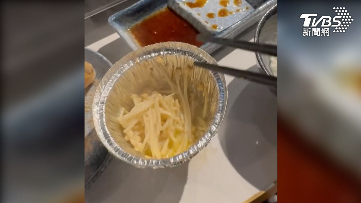 民眾單點一份奶油金針菇,售價109元,但店員送餐後,消費者傻眼了,因為份量似乎有點太「空虛」(圖/翻攝Threads__cuiiiix)