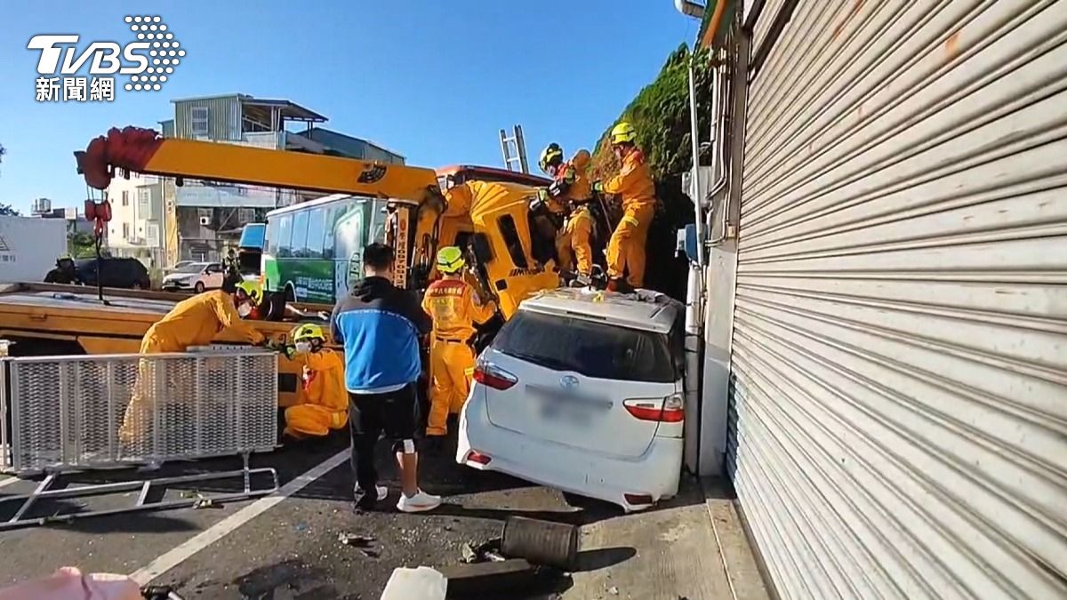 公車失控衝對向撞拖車　三明治式擠壓釀3傷。(圖／TVBS) 