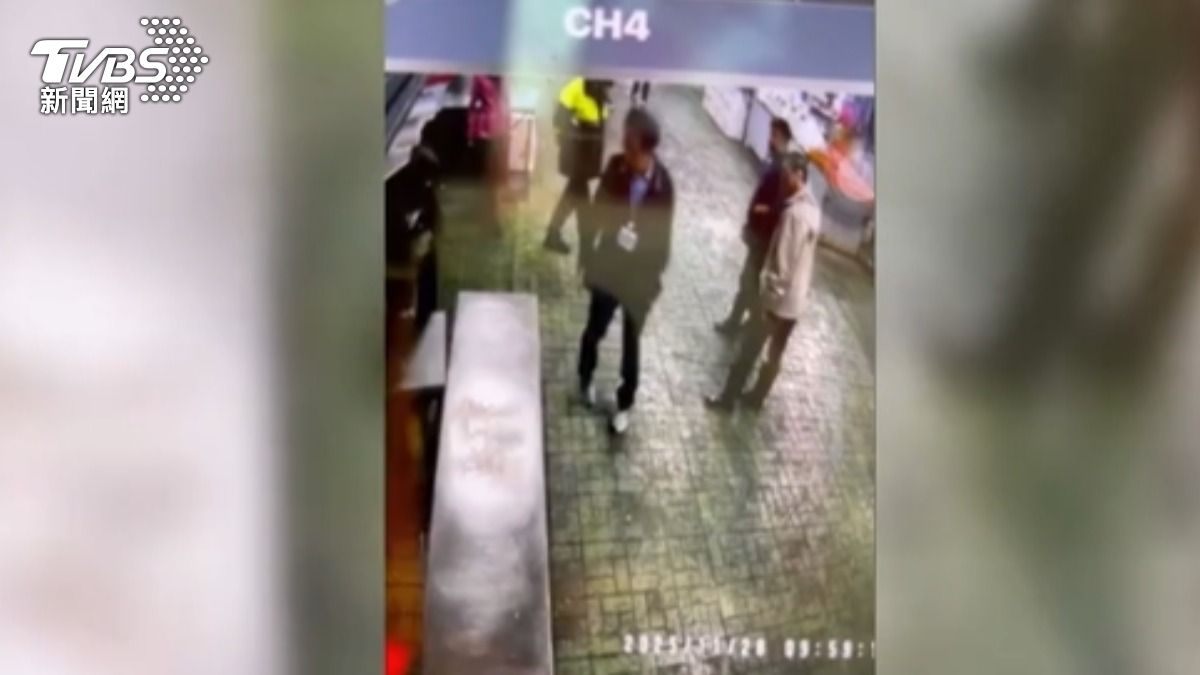 耍官威? 台北市市場處專委稽查環南市場「踹攤位」。(圖/洪婉臻提供)