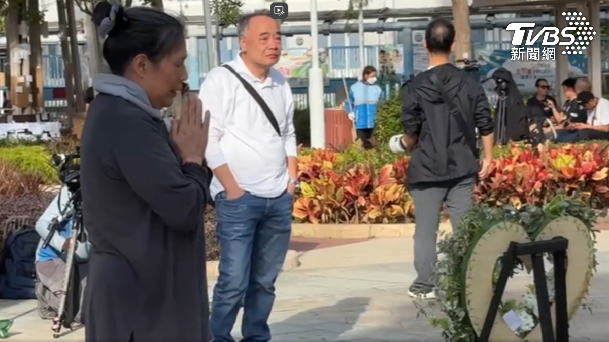悼念民眾蓮女士,向在惡火中殉職的消防員何偉豪致上最深敬意。(圖/TVBS)
