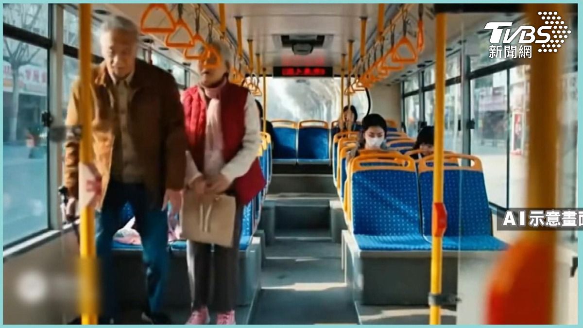 公車煞停!84歲翁車上摔倒頭撞鐵桿心跳一度停。(圖/TVBS)