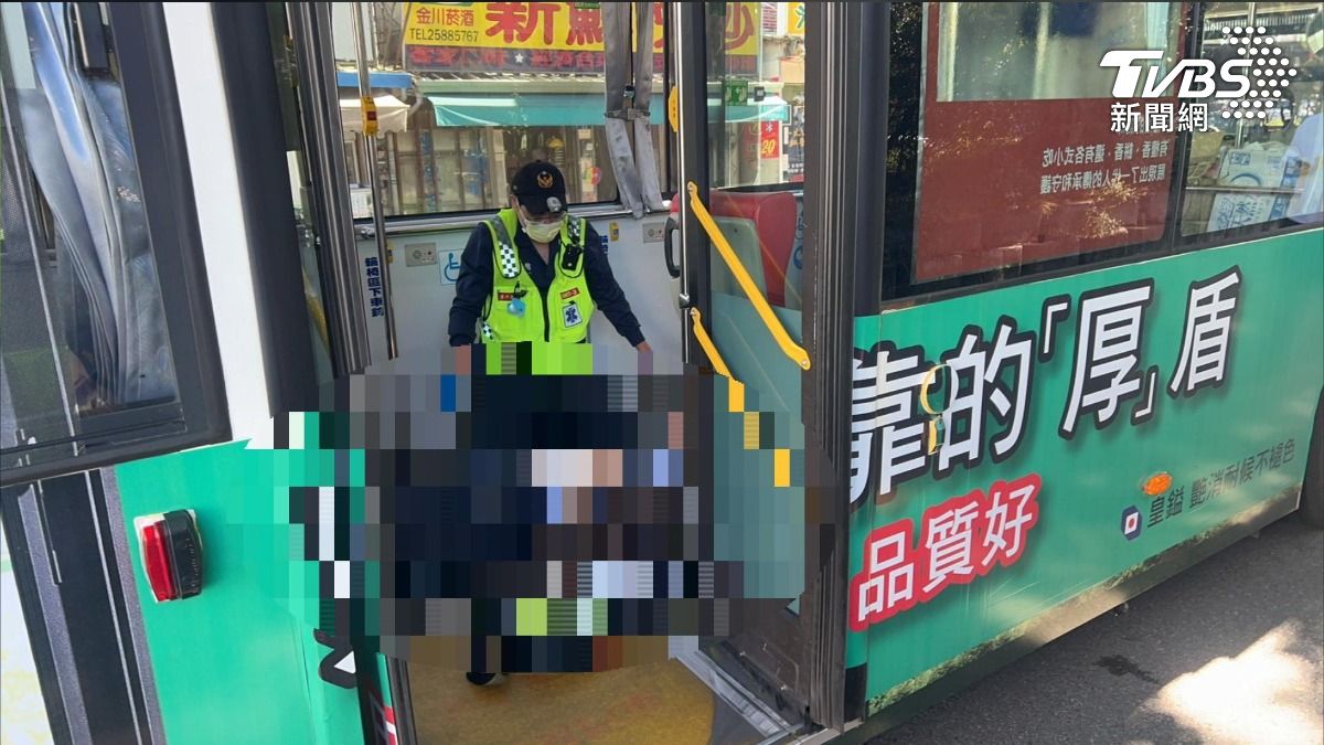 84歲翁公車上摔倒 頭撞鐵桿昏迷 。(圖/TVBS)