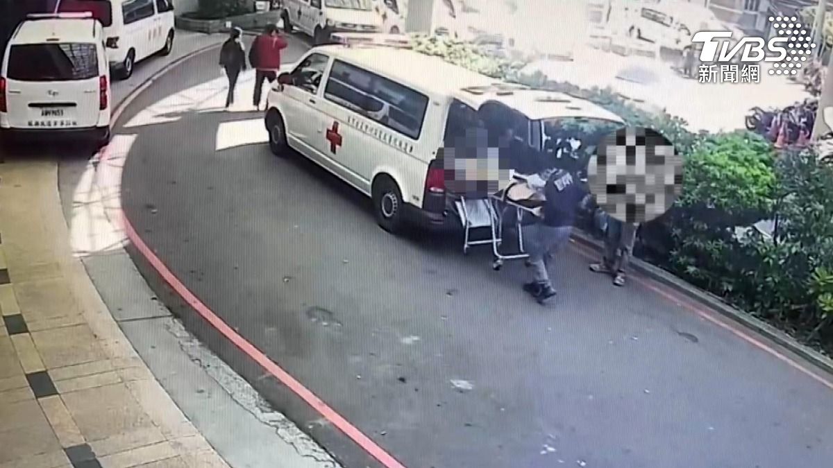 公車煞停!84歲翁車上摔倒頭撞鐵桿心跳一度停。(圖/TVBS)