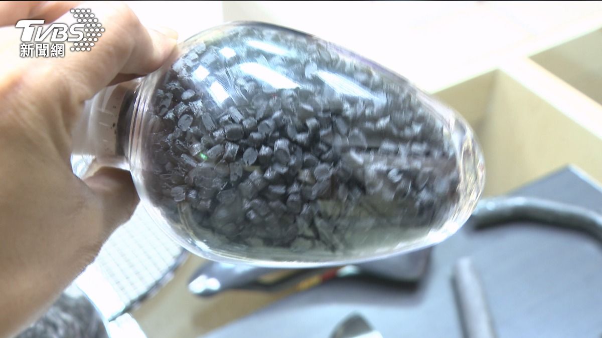 廢棄風機葉片變身再生碳纖維羽球拍。(圖/TVBS)