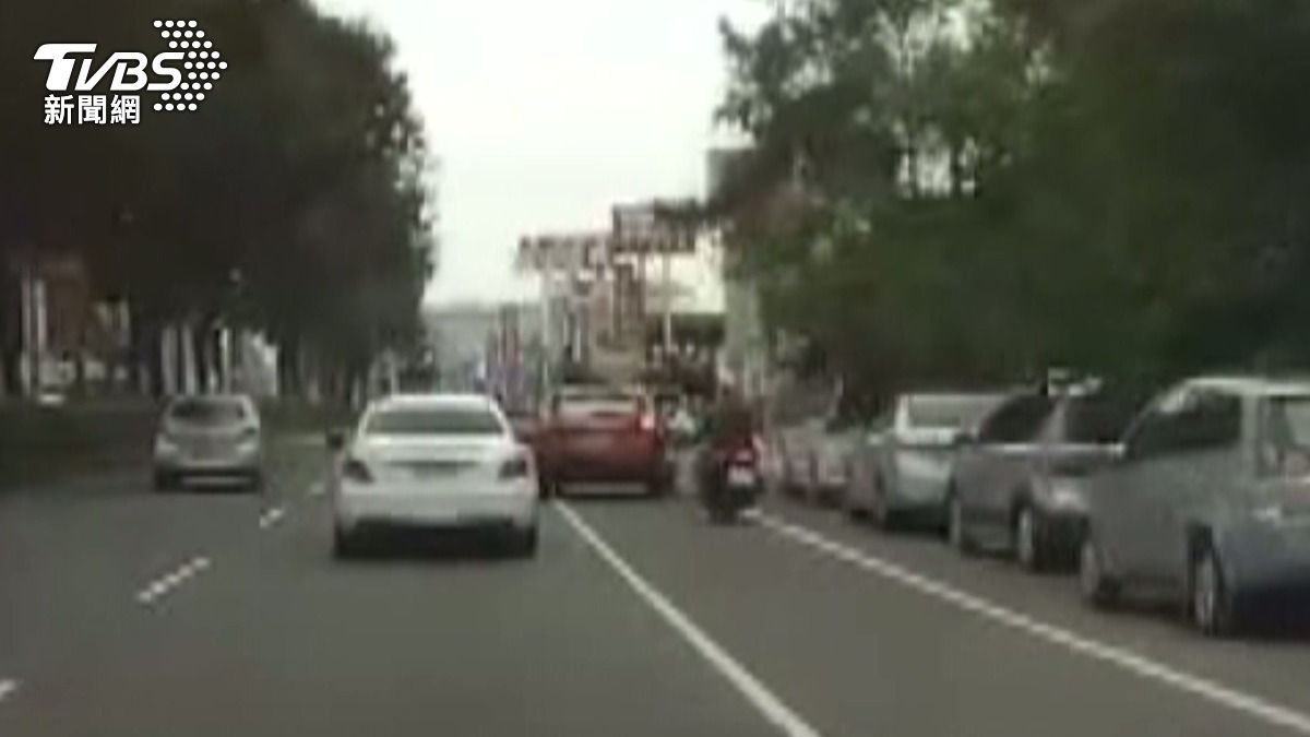 突右切害摔「怎沒停」?目擊者攔車 家屬澄清「沒有肇逃會負責到底」。(圖/TVBS)