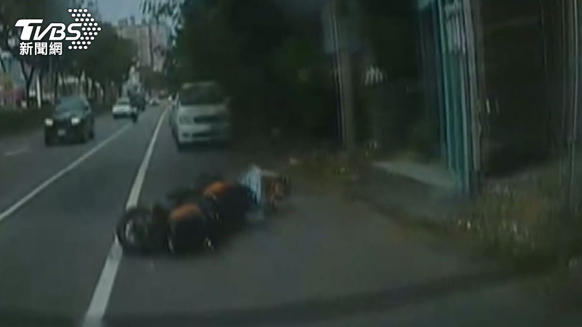 突右切害摔目擊者攔車 家屬澄清「沒有肇逃」。(圖/TVBS)