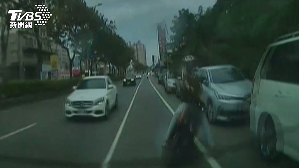 突右切害摔目擊者攔車 家屬澄清「沒有肇逃」。(圖/TVBS)