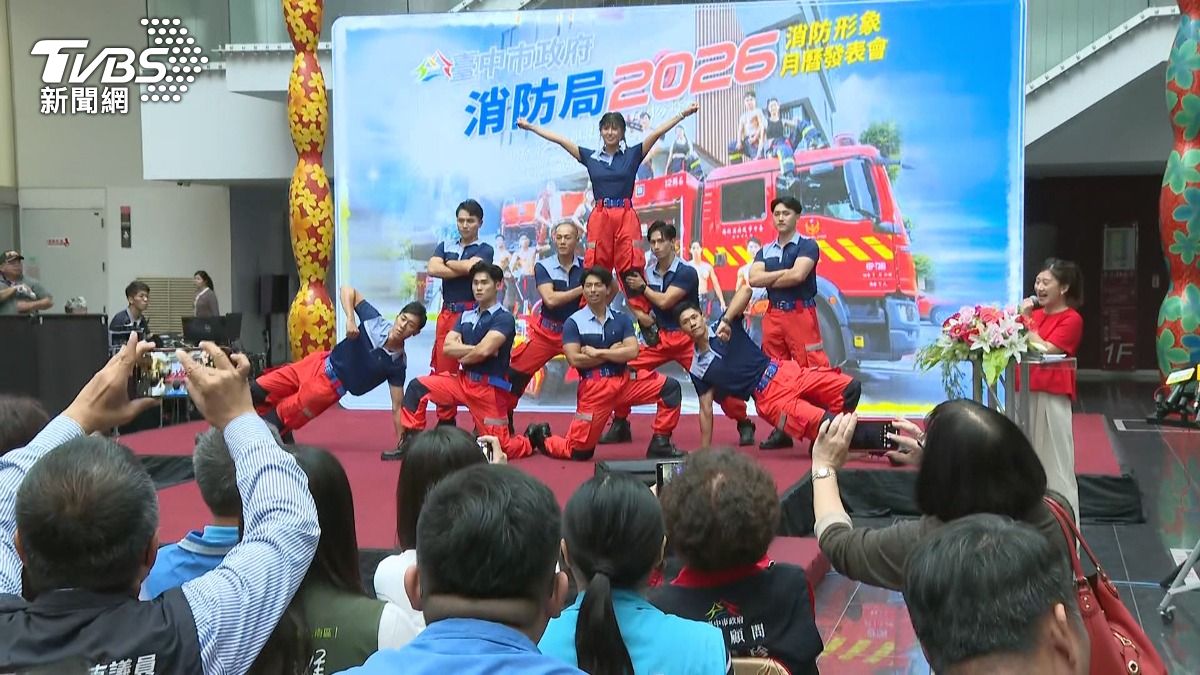 不只猛男腹肌!台中2026消防月曆女義消拍攝時有喜「藏好運」。(圖/TVBS)