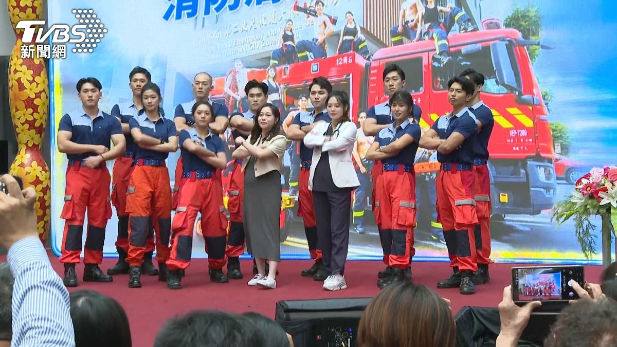 不只猛男腹肌!台中2026消防月曆女義消拍攝時有喜「藏好運」。(圖/TVBS)