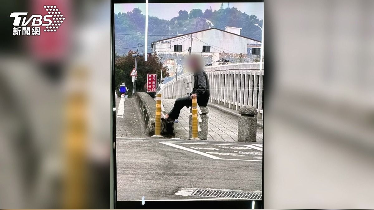 獨/女駕駛停紅燈 突被「陌生男」闖上車。(圖/TVBS)