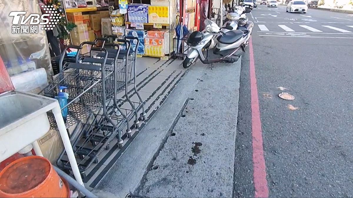 獨/停紅燈突被「陌生男」闖上車!女駕駛遭微笑緊盯嚇壞。(圖/TVBS)