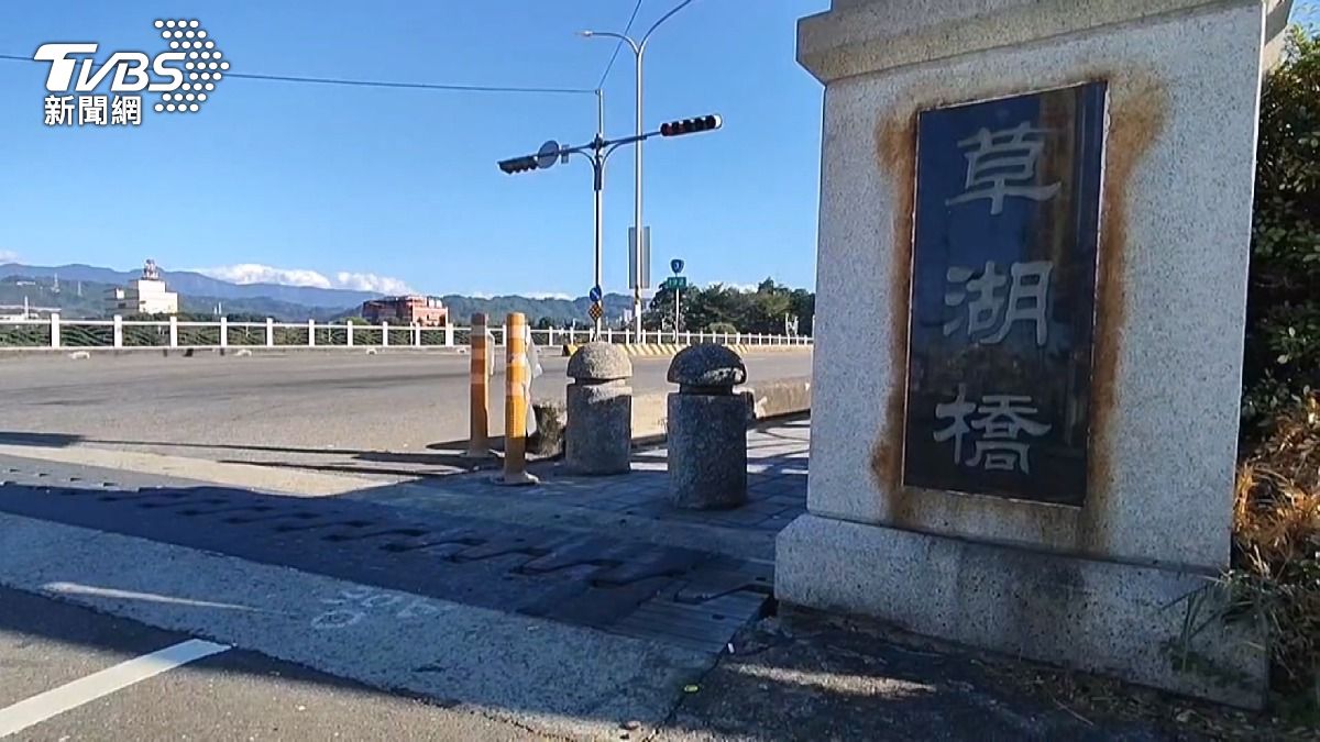 獨/女駕駛停紅燈 突被「陌生男」闖上車。(圖/TVBS)