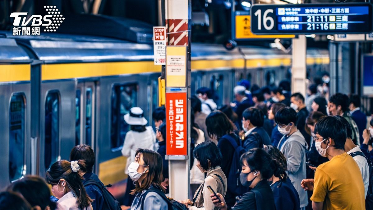 4台灣大媽電車上「活力十足」被當陸客!日人見徽章秒改口:好可愛