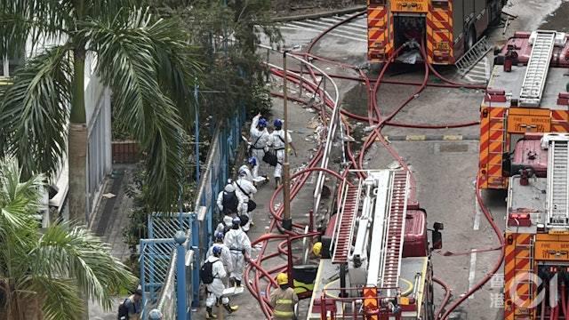 大埔宏福苑五級大火災事發第七日,警方災難遇害者辨認組(DVIU)繼續在宏昌閣及宏新閣搜救,希望陸續將災民帶離火場,並確定他們身份。(圖/香港01)