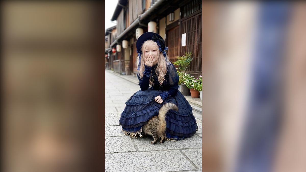 日本「蘿莉」蹲下…貓鑽裙底!狂吸1億人朝聖 真實身分超震撼