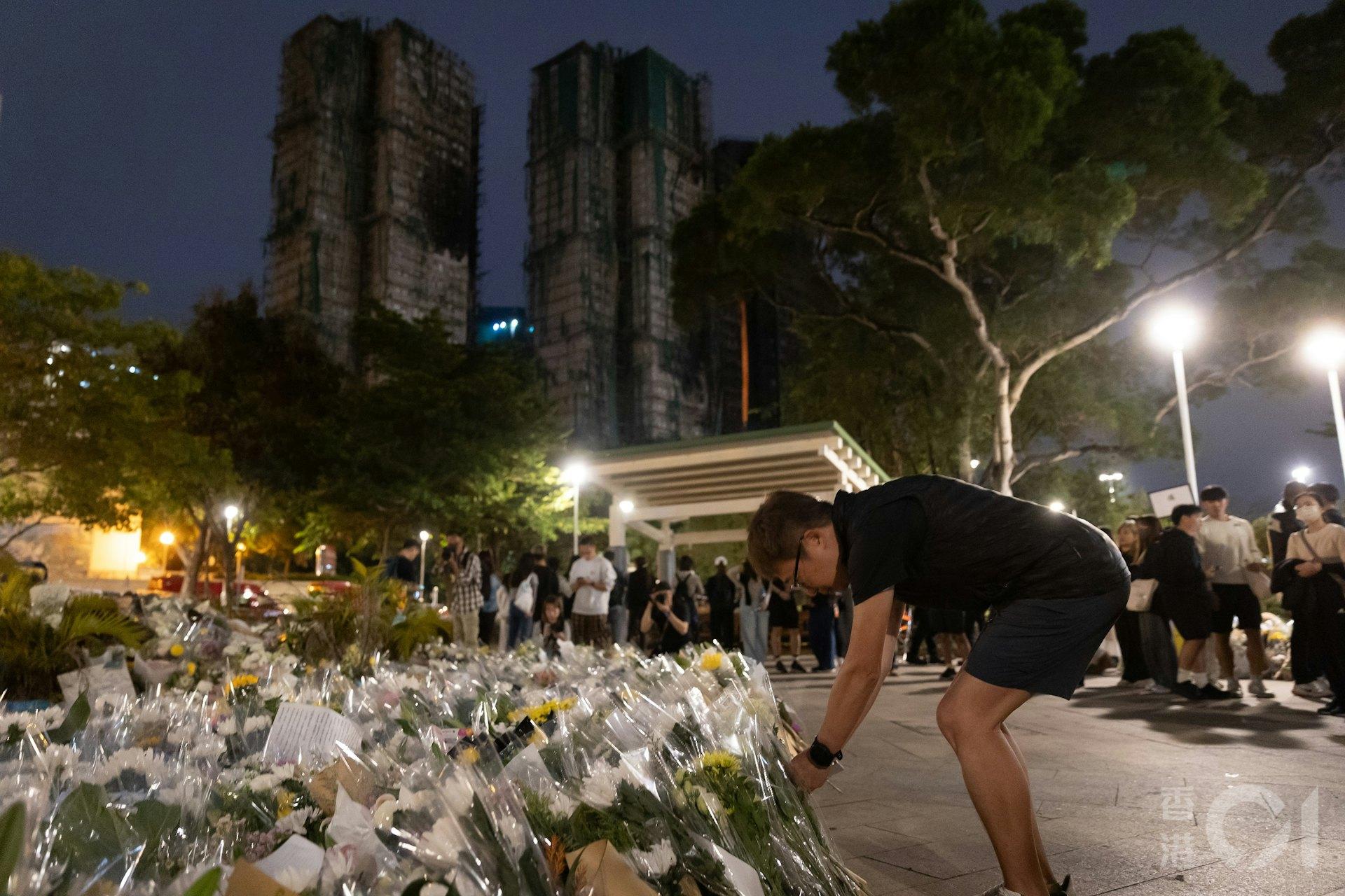 追思人潮從早到晚不間斷。(圖/香港01提供)